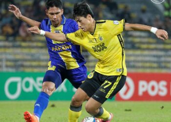 PERTAHANAN Sri Pahang, Fadhli Shas (kiri) mencabar pemain Perak FC dalam aksi Liga Super di Stadium Ipoh, malam ini.-IHSAN PERAK FC