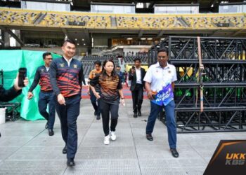 HANNAH Yeoh (tengah) ketika melawat Stadium Nasional, Bukit Jalil, Disember lalu.