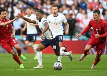 Raheem Sterling berjaya memperolehi sepakan penalti buat England ketika berdepan Denmark pada aksi separuh akhir Euro 2020 di Stadium Wembley.-AFP