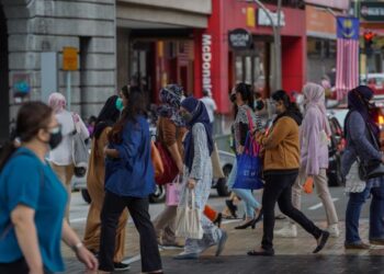 WARGA kota kembali bekerja dan menjalankan urusan harian dengan pematuhan SOP ketat. Semalam, R-naught Covid-19 di seluruh negara pertama kalinya berada di bawah 1.0. – UTUSAN/AMIR KHALID