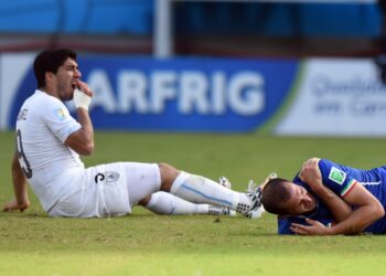 INSIDEN Piala Dunia 2014 yang mencuri tumpuan dunia apabila Luis Suarez (kiri) menggigit Giorgio Chiellini dalam pertemuan di antara Uruguay menentang Itali di Dunas Arena, Natal. - AFP