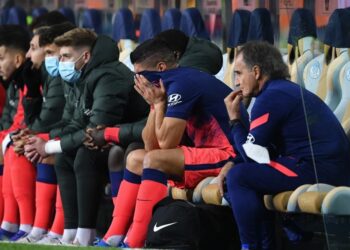 LUIS Suarez ditenangkan rakan-rakan sepasukan selepas menangis di bangku simpanan.