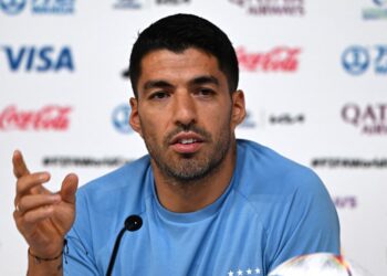 LUIS Suarez ketika menjawab soalan media dalam sidang akhbar hari ini menjelang pertemuan menentang Ghana esok. - AFP