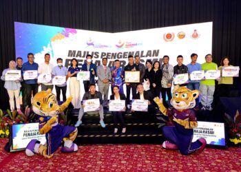 AHMAD Faizal Azumu (lapan, kiri) bersama barisan penaja Sukan Malaysia ke-20 dalam  Majlis Pengenalan Penaja Rasmi Sukma dan Para Sukma ke-20 MSN (Majlis Sukan Negara) 2022 di Kuala Lumpur hari ini. - IHSAN MAJLIS SUKAN NEGARA