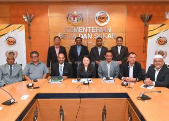 HANNAH Yeoh (duduk, tengah) ketika mempengerusikan Mesyuarat Jawatankuasa Tertinggi Sukan Malaysia dan Mesyuarat Penyelarasan EXCO Pembangunan Belia dan Sukan Negeri di Putrajaya hari ini.