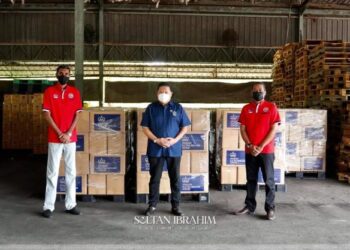 R. THIAGARAJAN (kiri) menerima sumbangan 99 bungkusan makanan oleh Sultan Johor kepada pemandu bas terjejas akibat pandemik Covid-19 di Johor.