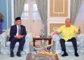 SULTAN Ibrahim Sultan Iskandar berkenan menerima mengadap Dr. Adham Baba di Istana Pasir Pelangi,
Johor Bahru. -  FACEBOOK SULTAN IBRAHIM SULTAN ISKANDAR