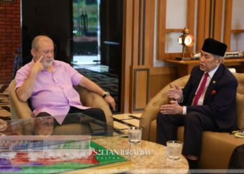 SULTAN Ibrahim Sultan Iskandar menerima sembah taklimat mengenai isu Pulau Batu Puteh oleh Wan Junaidi Tuanku Jaafar di Istana Pasir Pelangi, Johor Bahru.