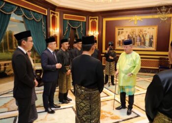 SULTAN Ibrahim Sultan Iskandar bertemu dengan Exco baharu setelah selesai istiadat pelantikan di Istana Bukit Serene, Johor Bahru di sini.