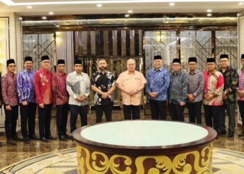 SULTAN Ibrahim Sultan Iskandar (tengah) berkenan berangkat ke majlis berbuka puasa bersama pengamal media, ketua-ketua pengarang, editor-editor dan ketua-ketua pegawai eksekutif media di Istana Polo, Johor Bahru.