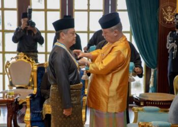 SULTAN Ibrahim Sultan Iskandar mengurniakan DMIJ yang membawa gelaran Datuk kepada On Jabbar di Balai Mengadap Istana Bukit Serene, Johor Bahru.