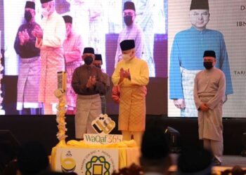 SULTAN Nazrin Muizzuddin Shah (tengah) melancarkan program WaQaf 365 di Ipoh, Perak, hari ini.