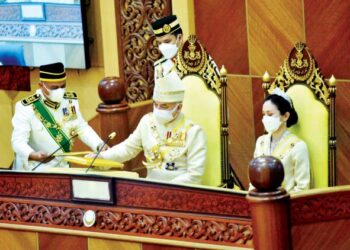 SULTAN Nazrin Muizzuddin Shah berkenan merasmikan Mesyuarat Pertama Tahun Kelima DUN Perak 
Ke-14 di Ipoh, semalam. Turut berangkat Permaisuri Perak, Tuanku Zara Salim. – DEWAN NEGERI PERAK