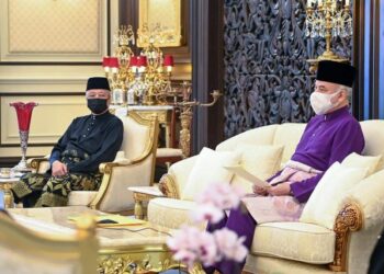 SULTAN Nazrin Muizzuddin Shah bersama Ismail Sabri Yaakob dalam Istiadat Mengucap Selamat Berangkat di Istana Negara, Kuala Lumpur, semalam. – GAMBAR FB ISTANA NEGARA
