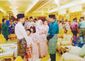 SULTAN Sallehuddin Sultan Badlishah bertanya khabar Tunku Faris Tunku Khalil (kiri) dan keluarga ketika hadir pada majlis sambutan Hari Raya Aidilfitri di Istana Anak Bukit, Alor Setar.