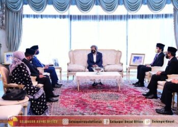 SULTAN Sharafuddin Idris Shah (tengah) menerima menghadap Ketua Perwakilan Malaysia baharu di Istana Bukit Kayangan, Shah Alam, Selangor, baru-baru ini.