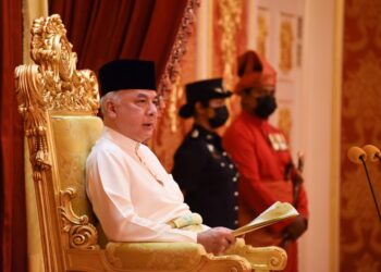 SULTAN Perak, Sultan Nazrin Muizzuddin Shah bertitah dalam Istiadat Mengangkat Sumpah Jawatan Menteri Besar di Istana Iskandariah, Kuala Kangsar, semalam.  – GAMBAR PEJABAT SUK PERAK