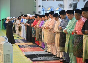 SULTAN Mizan Zainal Abidin (lima dari kanan) menunaikan solat sunat Aidilfitri di Masjid Al-Muktafi Billah Shah, Ladang, Kuala Terengganu, pagi tadi. - UTUSAN/PUQTRA HAIRRY ROSLI