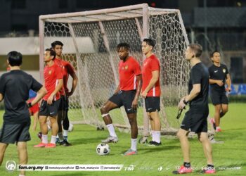 MOHAMADOU Sumareh (tiga dari kanan) bersedia diturunkan dalam aksi menentang UAE awal pagi nanti.