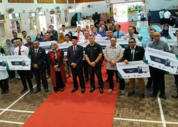 SEBAHAGIAN daripada wakil pengurusan sekolah dan pusat komuniti Orang Asli bergambar pada majlis penyerahan sumbangan komputer oleh Theta  Edge di Kuala Terengganu, hari ini.