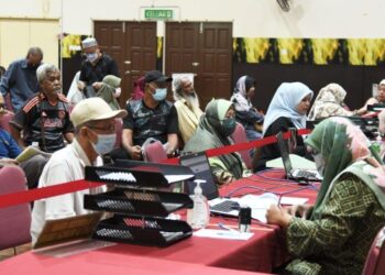 ORANG ramai hadir seawal jam 8.00 pagi bagi menyerahkan borang permohonan Sumbangan Tunai Rahmah (STR) di kaunter-kaunter penyerahan di LHDN Perlis, baru-baru ini. - FOTO/IZLIZAN OTHMAN