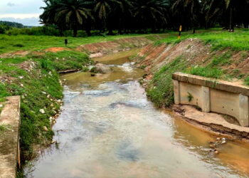 TUMPAHAN bahan kimia di Sungai Sengkang dipercayai dilakukan dengan sengaja di Kampung Baru, Sengkang  Kulai, Johor.