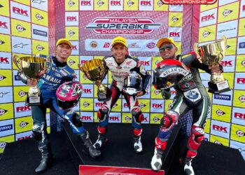 AZROY Hakeem Anuar (tengah) meraikan kejayaan memenangi Perlumbaan 1 kelas MSBK 1000 mengetepikan Kasma Daniel Kasmayudin (kiri) kedua dan Azlan Shah Kamaruzaman ketiga pada pusingan kedua Kejuaraan Superbike Malaysia di Sepang hari ini. - IHSAN MSBK