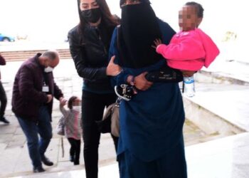 SUSPEK militan wanita dikenali sebagai SA diiringi polis Turki ketika dibawa ke sebuah mahkamah di daerah Reyhanli di Hatay. - AFP