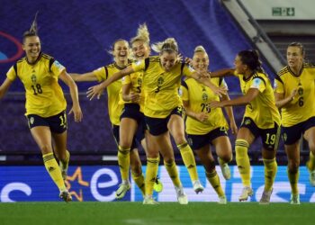 PEMAIN Sweden meraikan jaringan Linda Sembrant (tengah) ketika menewaskan Belgium pada suku akhir Euro Wanita 2022 di Stadium Leigh Sports Village, Leigh, England semalam. - AFP