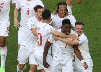 Penyerang Switzerland, Breel Embolo meraikan gol pembukaan bersama rakan sepasukannya dalam aksi menentang Wales. - AFP