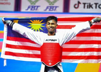 MUHAMMAD Syafiq Zuber meraikan kejayaan memenangi pingat emas taekwondo kyorugi bawah 80 kilogram dalam Sukan SEA 2023 di Phnom Penh, Kemboja kelmarin. – UTUSAN/AMIR KHALID