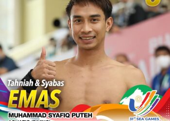 Muhammad Syafiq Puteh  merangkul emas dalam acara  3 meter papan anjal