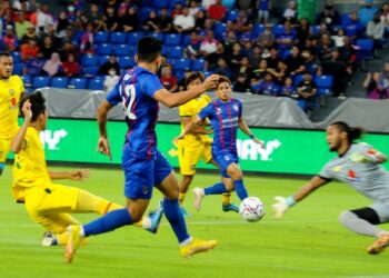 PENJAGA gol Kedah, Mohd. Shahril Saari menyelamatkan percubaan pemain JDT dalam aksi Liga Super di Stadium Sultan Ibrahim, Iskandar Puteri, malam ini. - UTUSAN/RAJA JAAFAR ALI