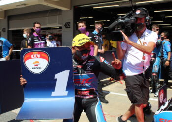 Syarifuddin Azman melakar sejarah merangkul kejuaraan CEV Moto3 Remaja Dunia di Litar Catalunya semalam.