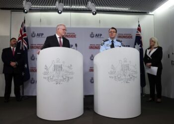 PERDANA Menteri, Scott Morrison dan Pesuruhjaya Polis Persekutuan Australia, Reece Kershaw hadir dalam sidang akhbar di Sydney. - AFP