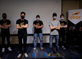 Syed Saddiq Syed Abdul Rahman (dua kiri) bersama rakan-rakan pengasas pada pelancaran perniagaan Coox di Damansara, Petaling Jaya, semalam. -UTUSAN/FAUZI BAHARUDIN