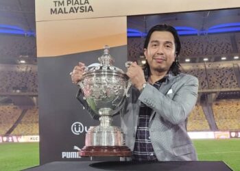 SYED Yazid Syed Omar akan terus berdiri teguh di belakang Presiden FAM, Datuk Hamidin Mohd Amin dan percaya 'orang nombor satu' dalam bola sepak negara itu adalah individu layak dan tepat memimpin FAM.