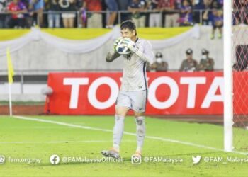 REAKSI Ahmad Syihan Hazmi selepas cemerlang menyelamatkan gawangnya ketika membantu Harimau Malaya mengetepikan Thailand untuk melangkah ke perlawanan akhir Piala Raja Thailand di Chiang Mai kelmarin. - IHSAN FAM