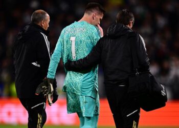 Wojciech Szczesny (tengah) dibawa keluar selepas mengadu sakit dada ketika membantu Juventus menentang Sporting CP pada suku akhir pertama Liga Europa di  Stadium Allianz, Turin semalam. – AFP