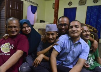 ABDUL RANI Mat (tiga dari kanan) bersama lima anak istimewanya di kediaman mereka di Kampung Rumbia, Beserah di Kuantan, Pahang. - UTUSAN/SHAIKH AHMAD RAZIF