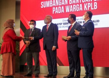 MAHDZIR Khalid (tengah) menyampaikan sumbangan bantuan banjir pada Majlis Amanat Tahun Baharu 2022 di KPLB Putrajaya.- UTUSAN/ FAISOL MUSTAFA