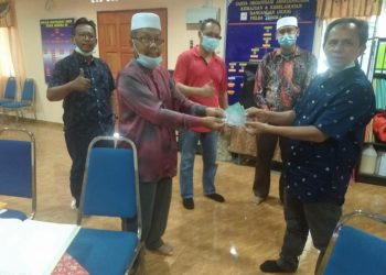 RAZAK Daud (kanan) menerima sumbangan untuk tabung wakaf dariPADA peneroka di Felda Jengka 24, Pahang sebagai gimik pelancaran tabung itu.