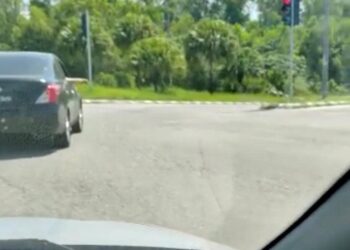 TANGKAP layar rakaman video tindakan pemandu sebuah kereta menabur objek dipercayai paku di atas jalan raya di Jalan Ipoh-Lumut di Pusing, Batu Gajah. - UTUSAN
