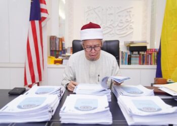 ZULKIFLI Mohamad al-Bakri melakukan semakan terakhir prototaip naskhah Tafsir al-Bayan di pejabatnya di Putrajaya, semalam. – FB ZULKIFLI MOHAMAD AL-BAKRI