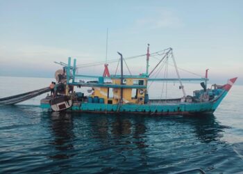 BOT nelayan yang ditahan selepas didapati menangkap ikan di zon larangan di perairan Bagan Datuk, Perak, semalam. - IHSAN MARITIM MALAYSIA PERAK