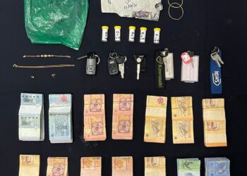 WANG tunai bernilai RM27,400 antara yang disita selain barangan kemas dan enam kenderaan dipercayai hasil kegiatan dadah dalam serbuan di sebuah rumah di Bukit Tok Beng, Kuala Nerus, Terengganu, semalam. 