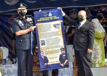 MIOR Faridalathrash Wahid (kiri) pada Perhimpunan Peringatan Hari Polis Ke-215 peringkat negeri Perak di Briged Utara Pasukan Gerakan Am (PGA) Ulu Kinta, Ipoh, Perak, hari ini. - UTUSAN/ZULFACHRI ZULKIFLI