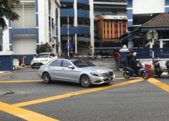 Sebuah kenderaan dipercayai dinaiki Tajuddin Abdul Rahman keluar dari pekarangan IPD Dang Wangi.