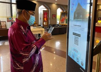 TAJUDDIN Abdul Rahman meneruskan tugas sebagai Pengarah Pilihan Raya UMNO seperti niasa di WTC hari ini meskipun terpalit dengan dakwaan penahanan oleh SPRM berhubung kes salah guna kuasa.