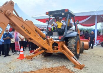 SULAIMAN Md. Ali ditemani Rahmad Mariman (kanan) melakukan pecah tanah projek membina dan menyiapkan Sekolah Menengah Tahfiz al-Quran Chenderah, Jasin, Melaka. - UTUSAN/AMRAN MULUP